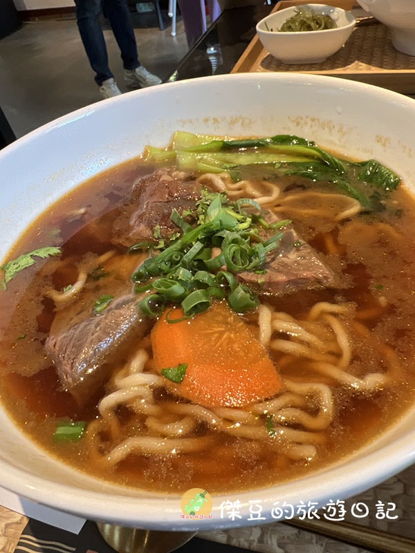 台南水交社相聚場麵聚場牛肉麵——濃厚湯頭與美味小食的完美結合│台南美食│台南南區 - 第5張圖 台南水交社相聚場麵聚場牛肉麵