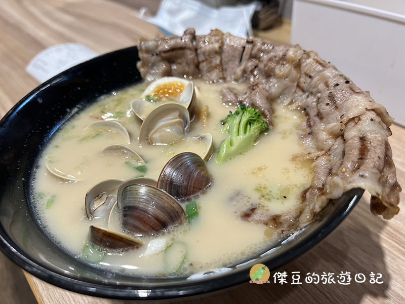 【高雄美食】麵匡匡拉麵食堂 高雄岡山店|炙燒培根牛香蒜蛤蜊拉麵豪華登場,用料超實在的一碗療癒系拉麵! - 第9張圖 麵匡匡拉麵食堂