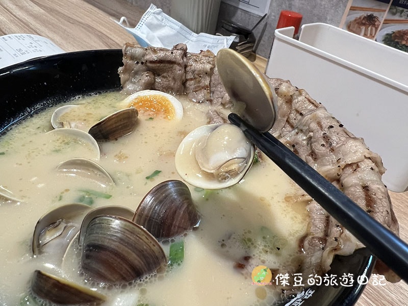 【高雄美食】麵匡匡拉麵食堂 高雄岡山店|炙燒培根牛香蒜蛤蜊拉麵豪華登場,用料超實在的一碗療癒系拉麵! - 第10張圖 麵匡匡拉麵食堂
