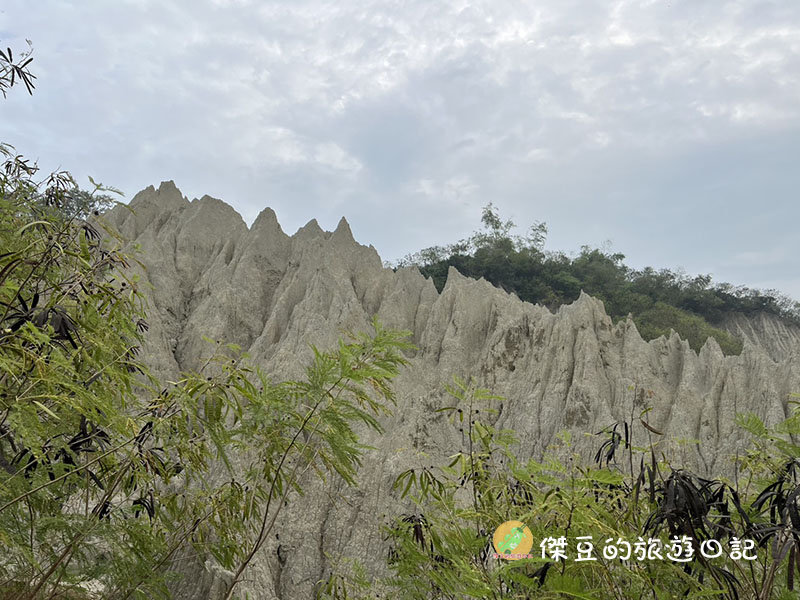 高雄漯底山自然公園|早晨40分鐘輕鬆登頂,享受鳥語花香與壯闊惡地美景│高雄美景│高雄彌陀 - 第6張圖