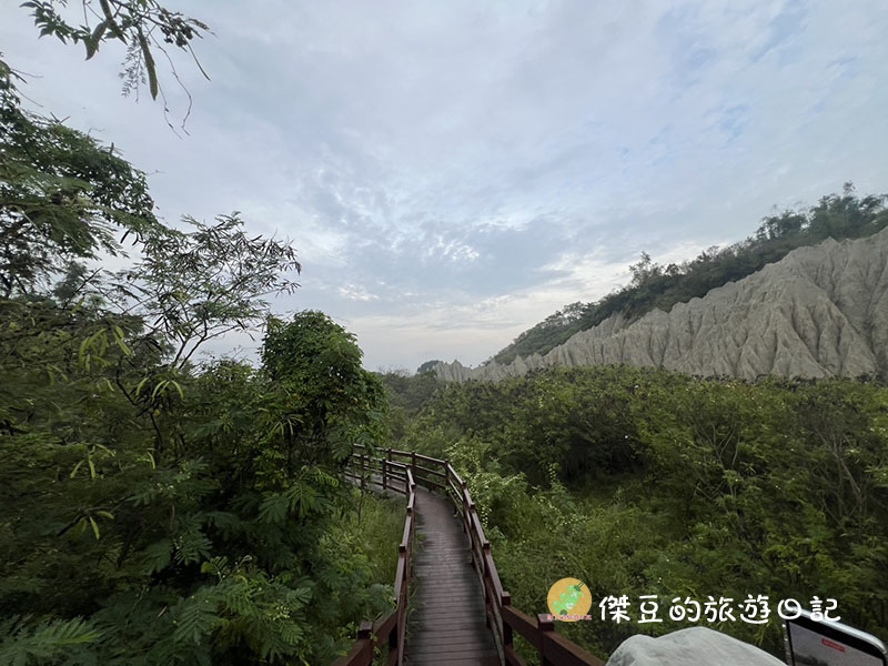高雄漯底山自然公園|早晨40分鐘輕鬆登頂,享受鳥語花香與壯闊惡地美景│高雄美景│高雄彌陀 - 第7張圖