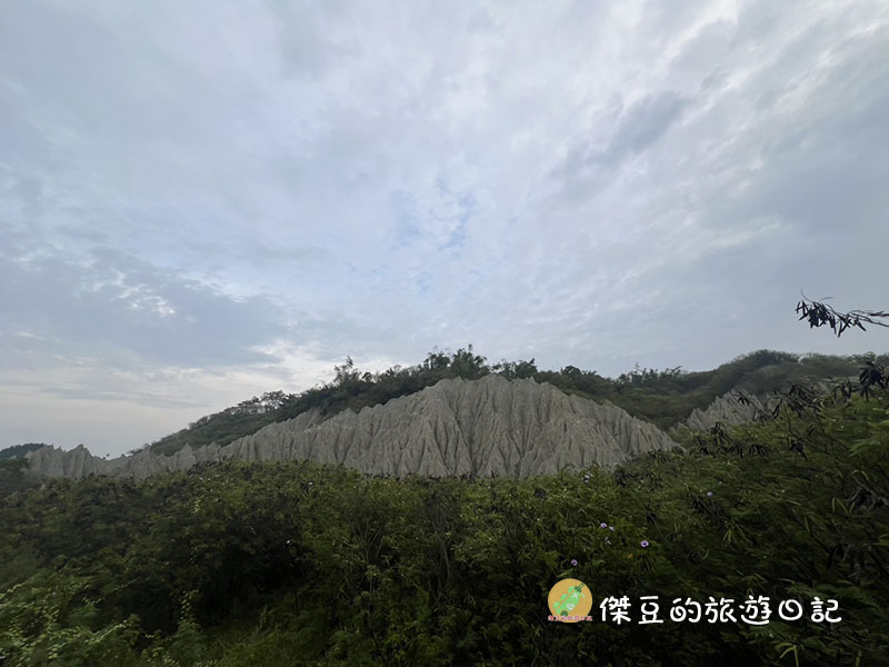 高雄漯底山自然公園|早晨40分鐘輕鬆登頂,享受鳥語花香與壯闊惡地美景│高雄美景│高雄彌陀 - 第8張圖