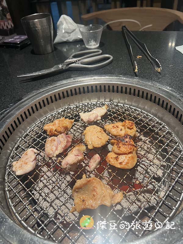 【美食推薦】台南碳佐麻里新興店|燒肉控的天堂!安格斯牛小排、蒜蝦飯、三味雞每一道都驚艷│台南南區 - 第14張圖 台南碳佐麻里新興店