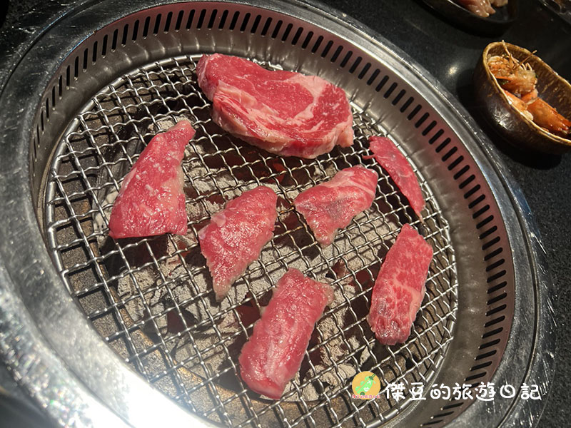 【美食推薦】台南碳佐麻里新興店|燒肉控的天堂!安格斯牛小排、蒜蝦飯、三味雞每一道都驚艷│台南南區 - 第7張圖 台南碳佐麻里新興店
