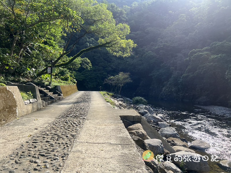 屏東秘境|南迴雙流國家森林遊樂區:IG 爆紅「水上跳石」超好拍!溪水清澈見底,瀑布步道實走心得 - 第21張圖 屏東秘境|南迴雙流國家森林遊樂區:IG 爆紅「水上跳石」超好拍!溪水清澈見底,瀑布步道實走心得