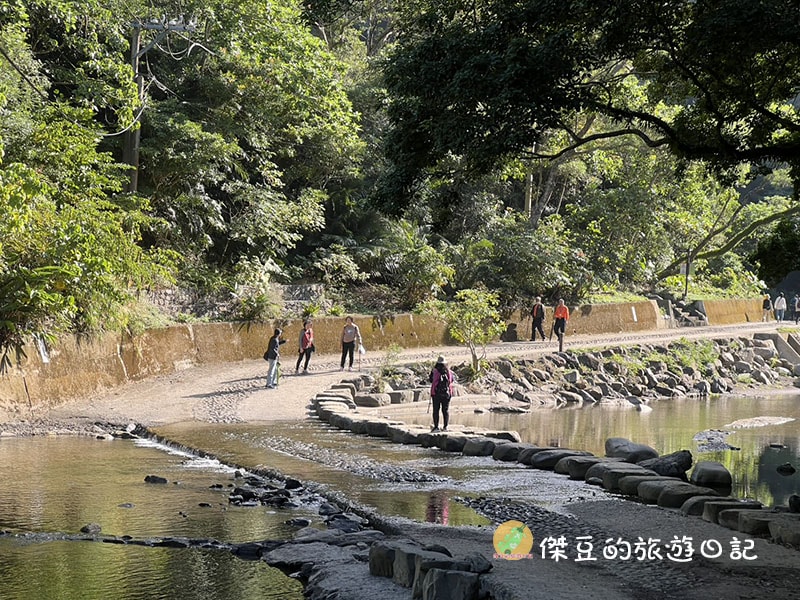 屏東秘境|南迴雙流國家森林遊樂區:IG 爆紅「水上跳石」超好拍!溪水清澈見底,瀑布步道實走心得 - 第22張圖 屏東秘境|南迴雙流國家森林遊樂區:IG 爆紅「水上跳石」超好拍!溪水清澈見底,瀑布步道實走心得