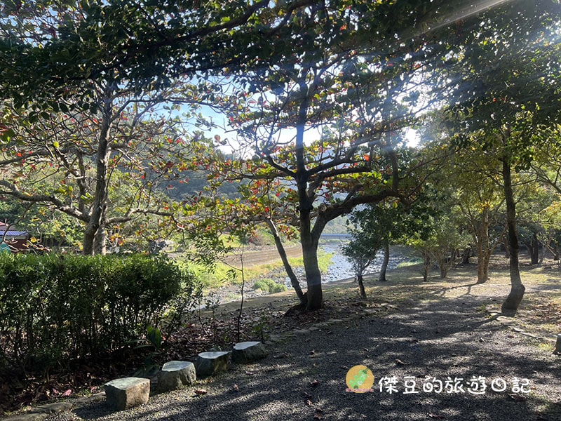屏東秘境|南迴雙流國家森林遊樂區:IG 爆紅「水上跳石」超好拍!溪水清澈見底,瀑布步道實走心得 - 第25張圖 屏東秘境|南迴雙流國家森林遊樂區:IG 爆紅「水上跳石」超好拍!溪水清澈見底,瀑布步道實走心得