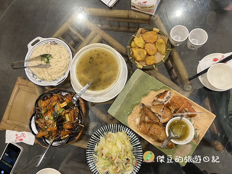 【台南白河美食】少人數也能吃烤雞！金黃脆皮的竹香園甕缸雞實吃心得：竹筍湯超鮮甜│關子嶺美食