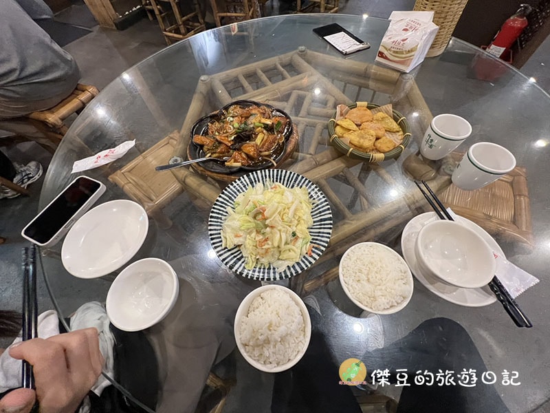 【台南白河美食】少人數也能吃烤雞！金黃脆皮的竹香園甕缸雞實吃心得：竹筍湯超鮮甜│關子嶺美食