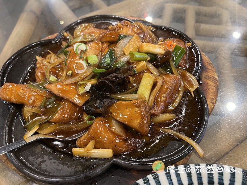 金黃脆皮的竹香園甕缸雞