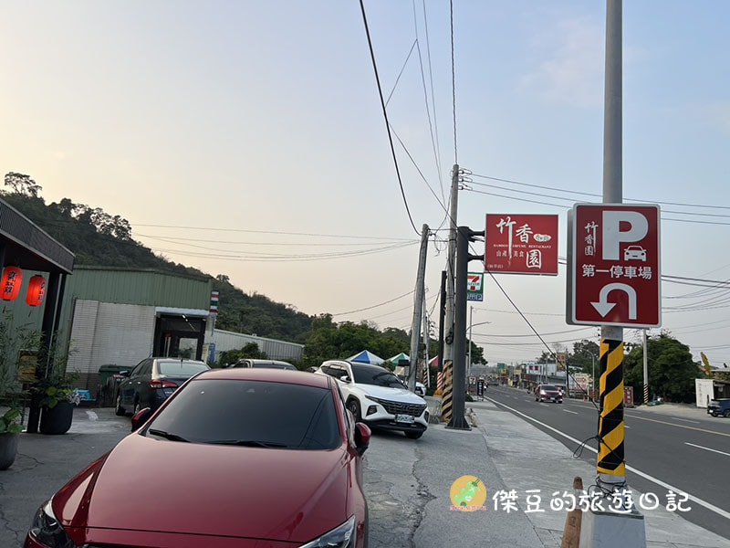 金黃脆皮的竹香園甕缸雞