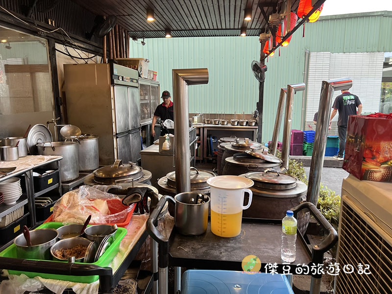 金黃脆皮的竹香園甕缸雞