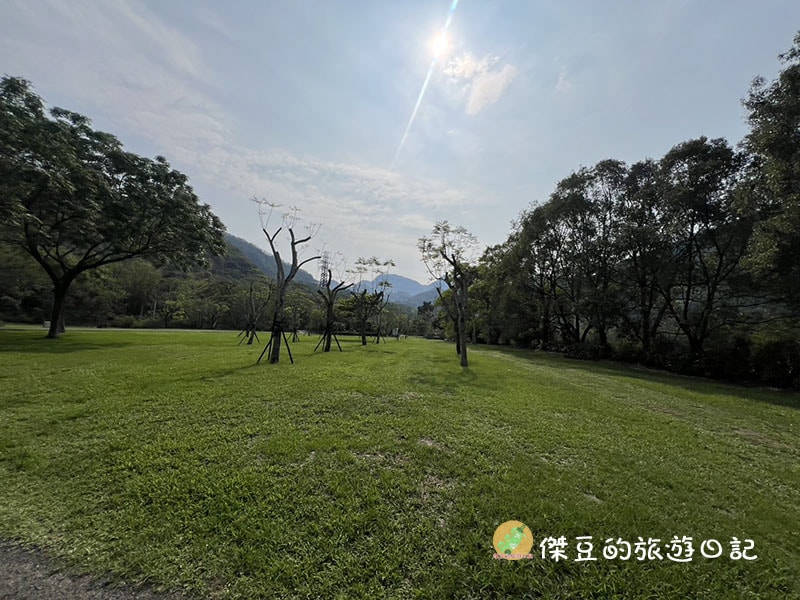 【阿里山公路必遊】旺萊山愛情大草原遊記：超大方！整塊土鳳梨酥免費試吃，搭配解膩果醋太完美│嘉義番路鄉