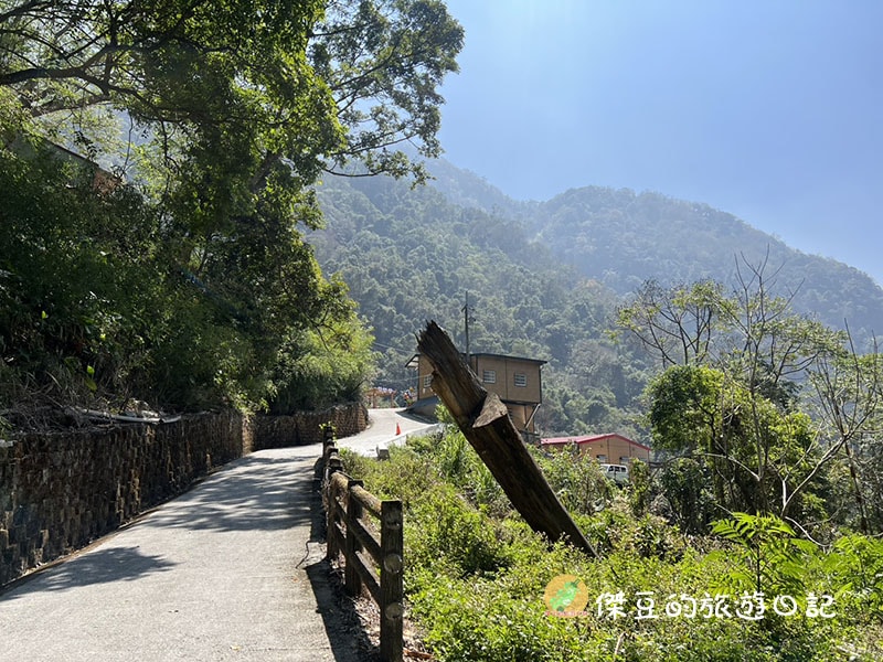 【南投信義鄉】走進山林深呼吸!東埔溫泉風景區彩虹瀑布健走紀錄:路況好走、瀑布壯觀,流點汗真的太值得了 - 第15張圖 【南投信義鄉】走進山林深呼吸!東埔溫泉風景區彩虹瀑布健走紀錄:路況好走、瀑布壯觀,流點汗真的太值得了