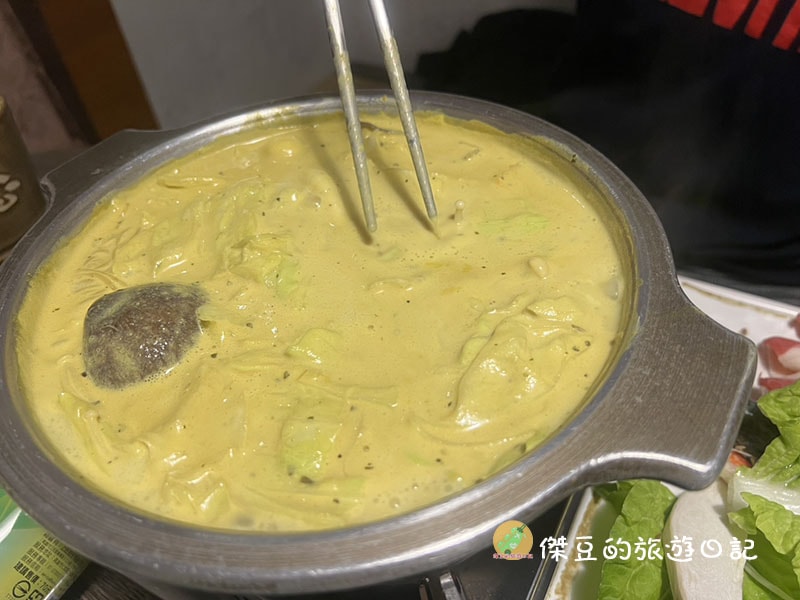 【台南聚餐推薦】悠然居生活茶坊：隱密包廂超好聊！必點泰式椒麻雞與濃郁牛奶鍋，朋友聚會神店│台南北區