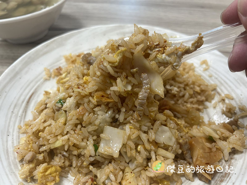【小吃食記】下班後的療癒!高雄鳳山武士炒飯:大火快炒的肉絲炒飯,搭一碗熱呼呼蛤蜊湯太幸福│高雄鳳山 - 第1張圖 高雄鳳山武士炒飯