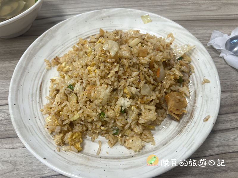 【小吃食記】下班後的療癒!高雄鳳山武士炒飯:大火快炒的肉絲炒飯,搭一碗熱呼呼蛤蜊湯太幸福│高雄鳳山 - 第2張圖 高雄鳳山武士炒飯