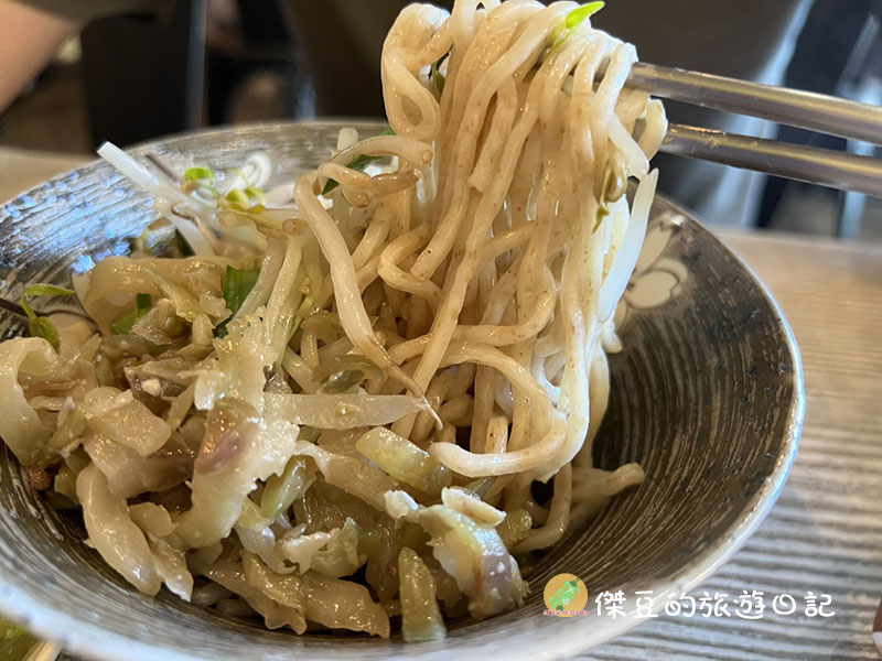 【台南小吃推薦】好吃到回訪!台南北區和偉麵館:榨菜乾麵超唰嘴,帶女友來吃也大讚的平價美味│台南北區 - 第3張圖 台南北區和偉麵館