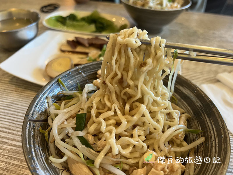 【台南小吃推薦】好吃到回訪!台南北區和偉麵館:榨菜乾麵超唰嘴,帶女友來吃也大讚的平價美味│台南北區 - 第1張圖 台南北區和偉麵館